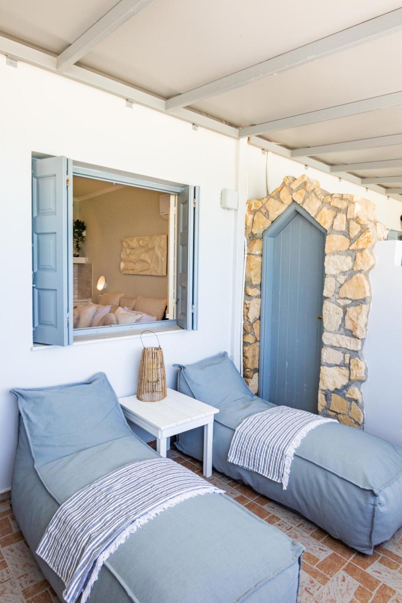 Le Grand Bleu Studios & Apartments Lefkos  Habitación foto